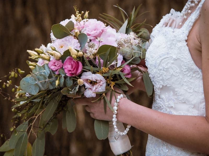 bride holding bouquet